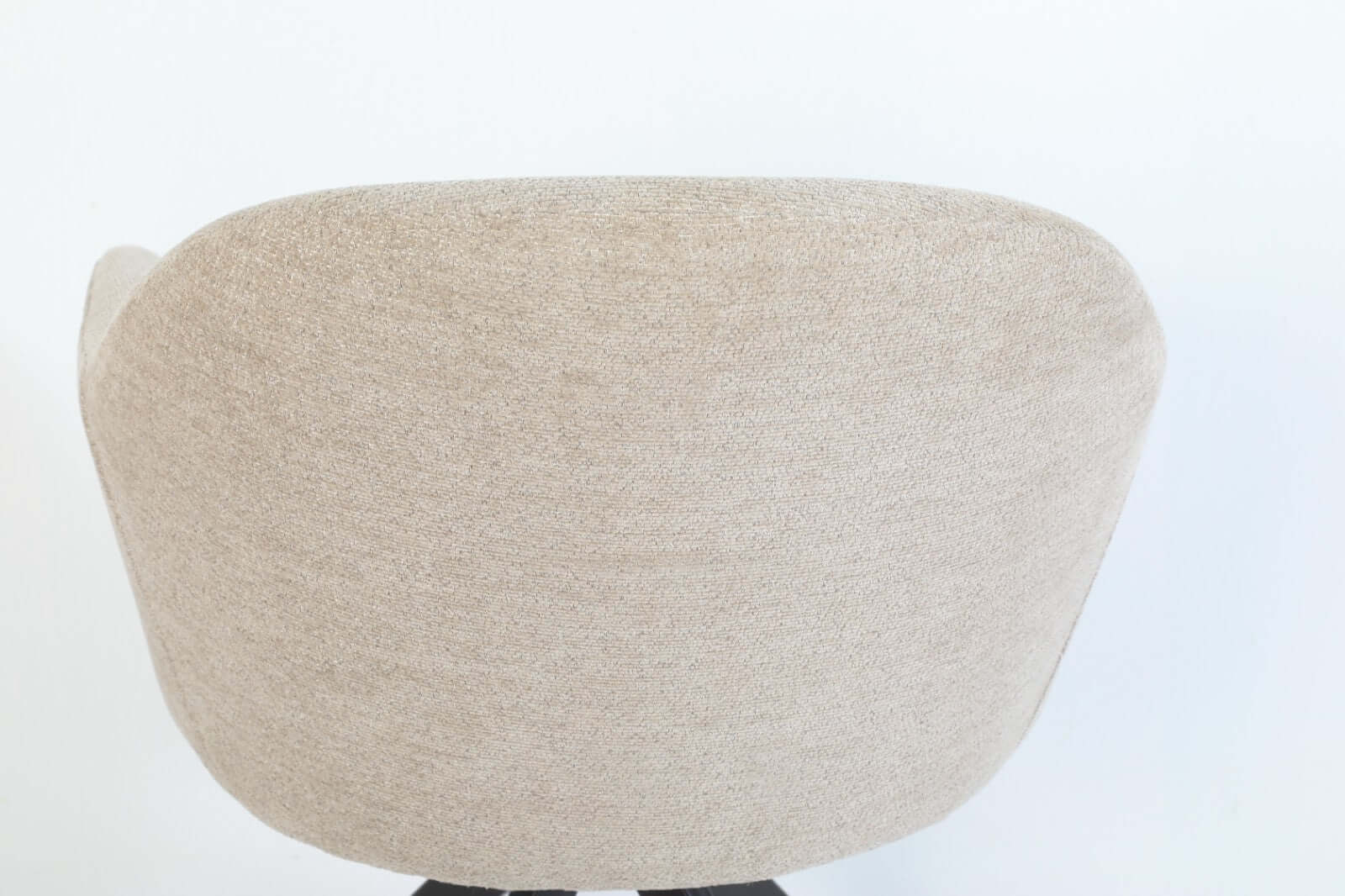 De Maxim eetkamerstoel van VSO Design combineert minimalistische elegantie met optimaal zitcomfort. De zachte, neutraal gekleurde stoffering sluit naadloos aan bij diverse interieurstijlen, van Scandinavisch tot modern industrieel. De volledig gesloten kuipvorm met geïntegreerde armleuningen zorgt voor een comfortabele en ondersteunende zitervaring.
Het robuuste zwarte metalen onderstel met vier taps toelopende poten in kruisvorm geeft de Maxim een stabiele basis en een subtiele design-touch.