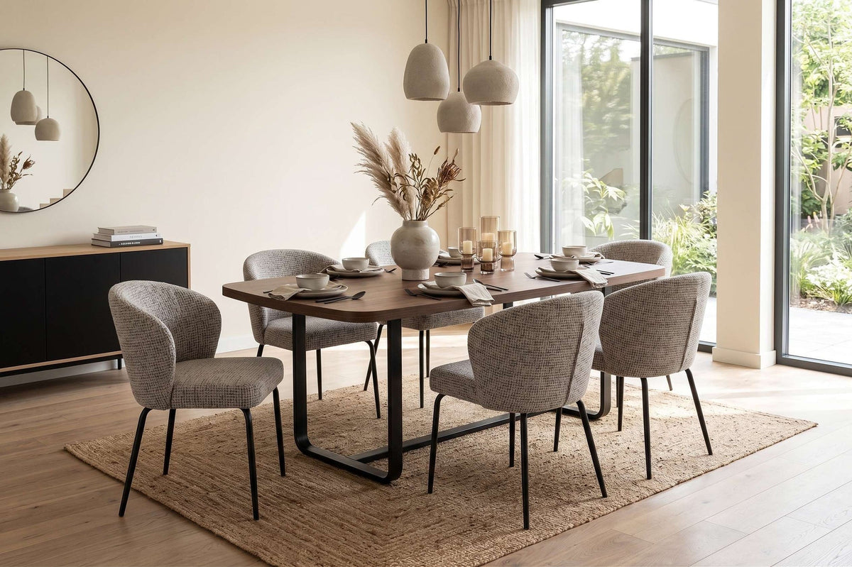 Eetkamerstoelen met metalen onderstel aan een donkere eettafel