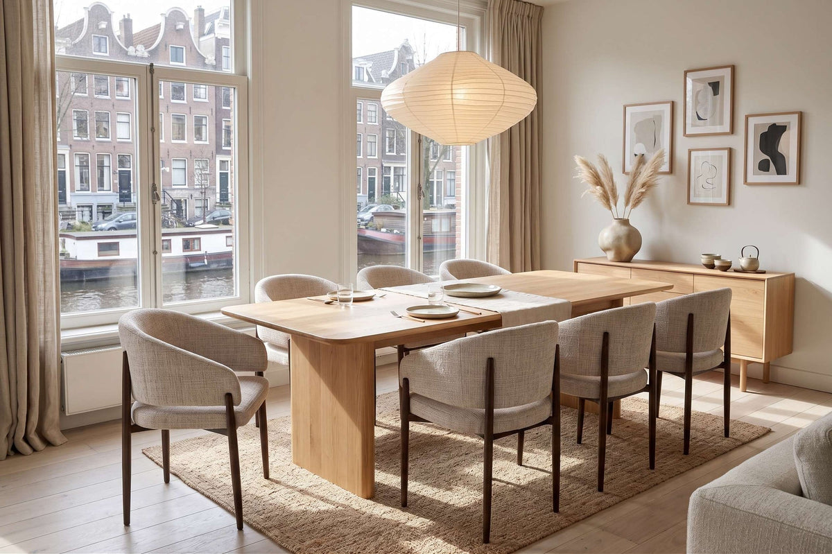 Lange eettafel met acht eetkamerstoelen in een lichte eetkamer