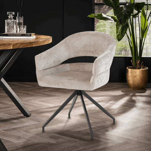 Eetkamerstoel Elena van VSO Design in beige met elegante vorm en zwart metalen basis, perfect voor een moderne eetkamer.