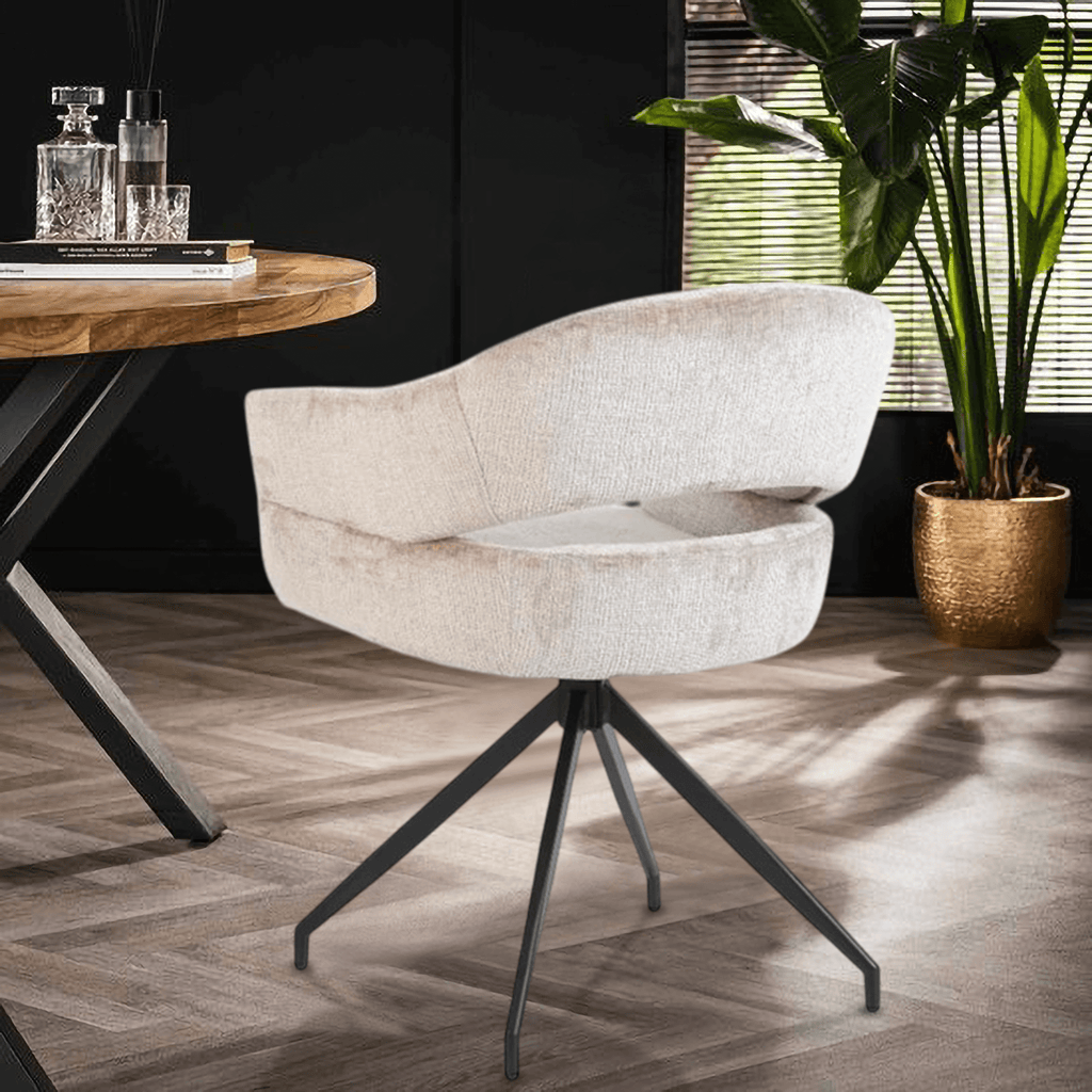 Eetkamerstoel Elena van VSO Design met luxe, grof geweven stof in een moderne woonomgeving.