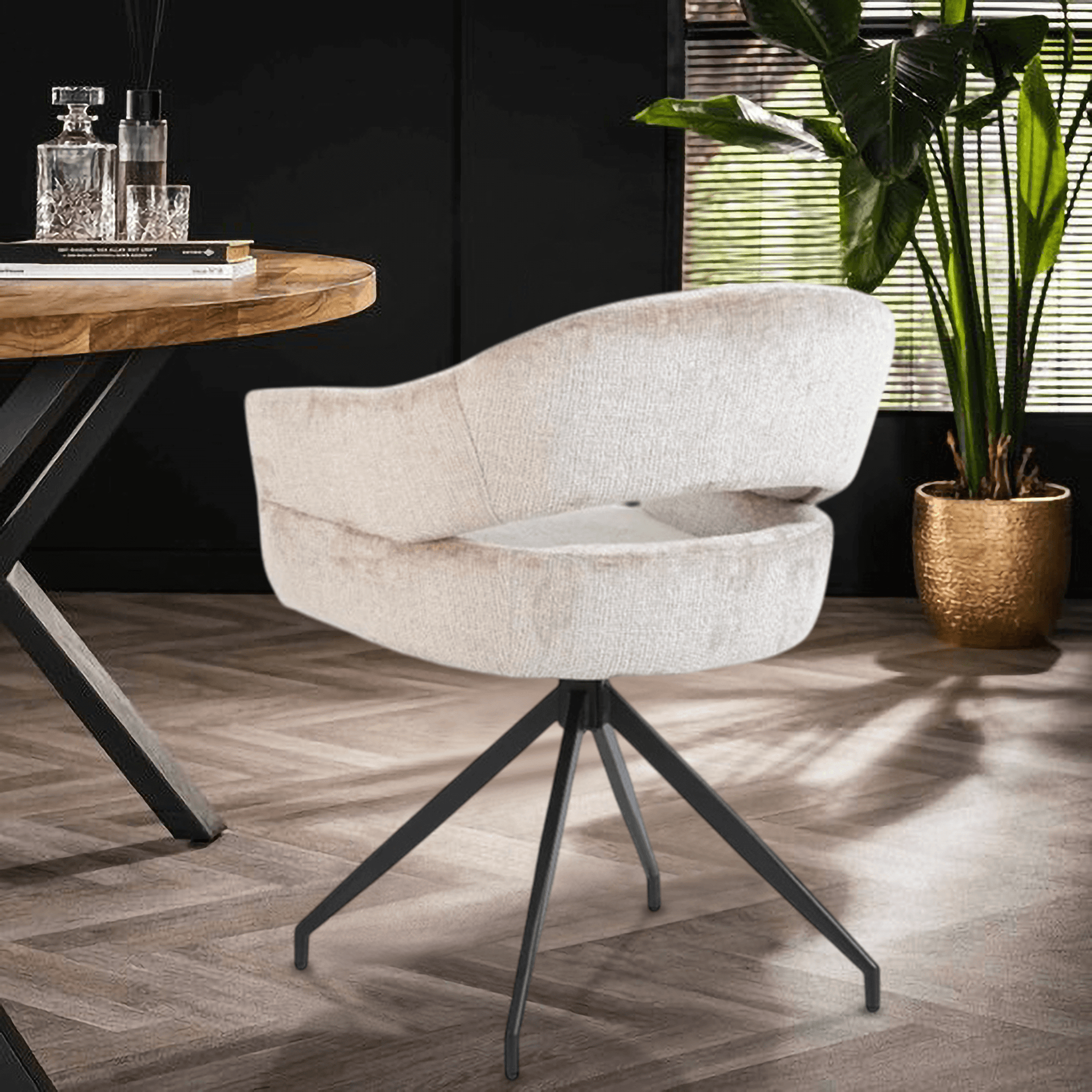 Eetkamerstoel Elena van VSO Design met luxe, grof geweven stof in een moderne woonomgeving.