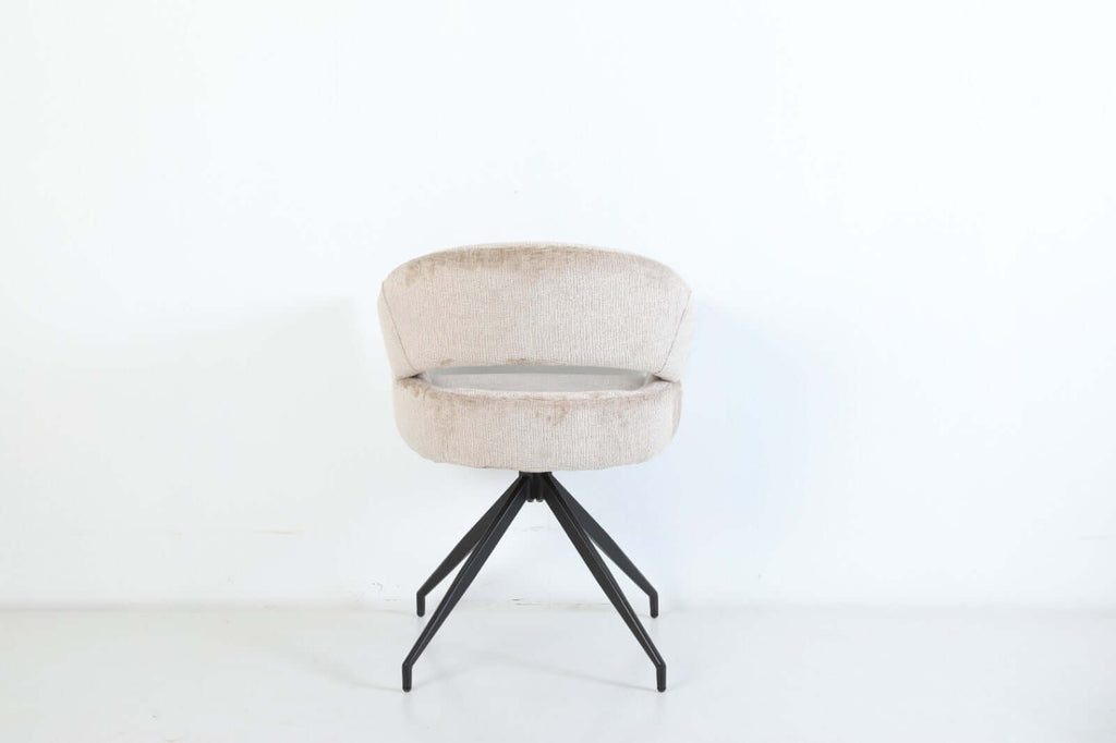 Eetkamerstoel Elena van VSO Design, luxe grof geweven stof met open rugdetail en moderne uitstraling.