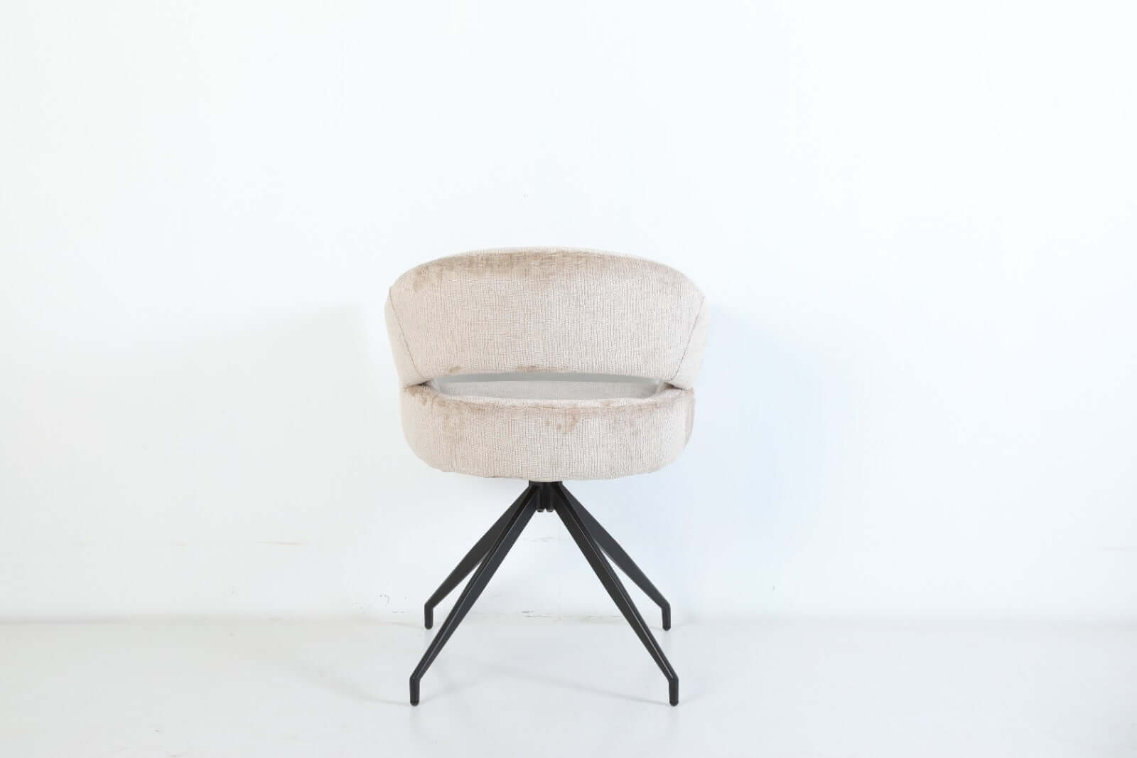 Eetkamerstoel Elena van VSO Design, luxe grof geweven stof met open rugdetail en moderne uitstraling.