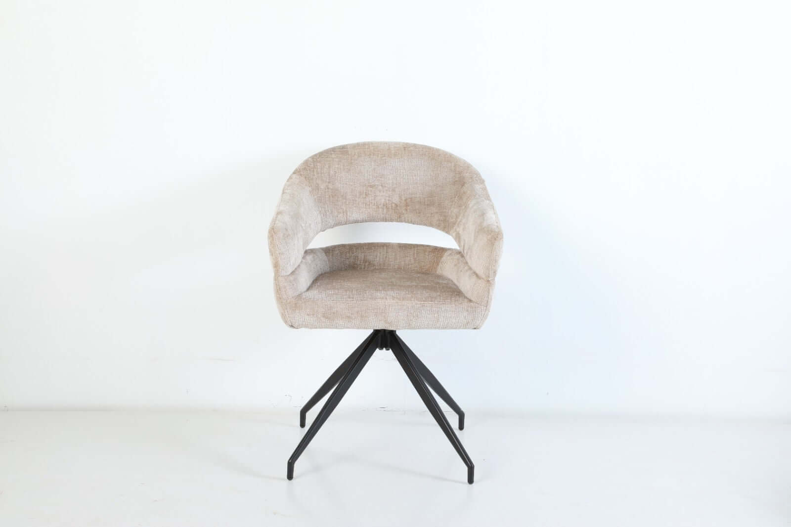 Eetkamerstoel Elena van VSO Design met een luxe, grof geweven stof en open rugdetail, modern en comfortabel.