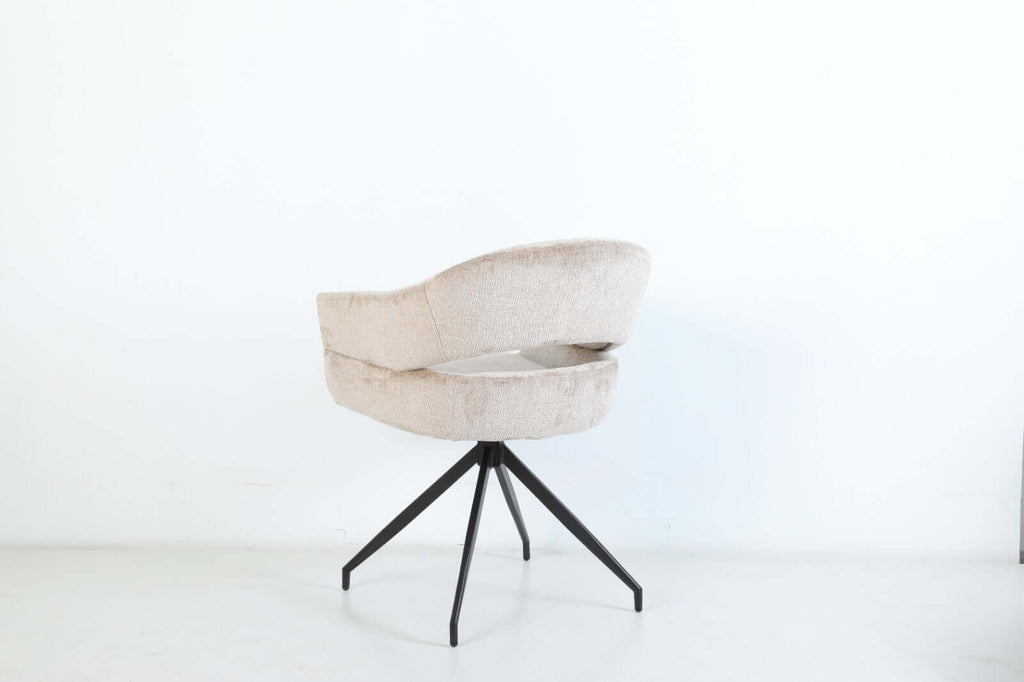 Eetkamerstoel Elena van VSO Design met luxe stof en open rugdetail, geïllustreerd in beige kleur.