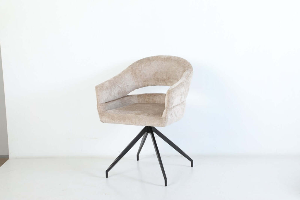Eetkamerstoel Elena van VSO Design met luxe, grof geweven stof en open rugdetail, moderne uitstraling op een zwarte draaivoet.