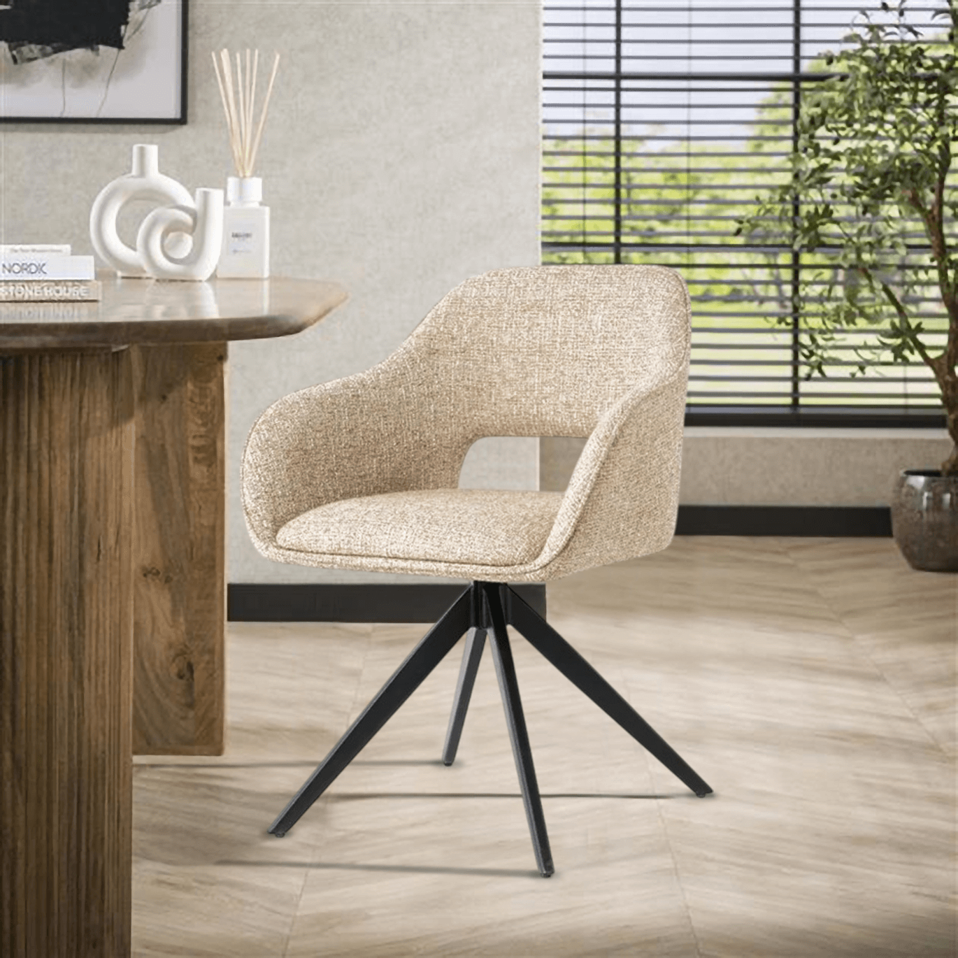 Eetkamerstoel Jordan van VSO Design met moderne stof en zwarte poten, perfect voor stijl en comfort in elke eetkamer.