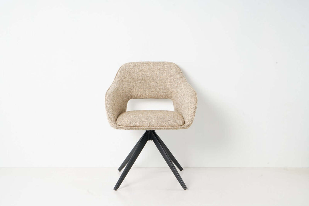 Eetkamerstoel Jordan van VSO Design, modern en comfortabel met zachte stoffering en elegant ontwerp.
