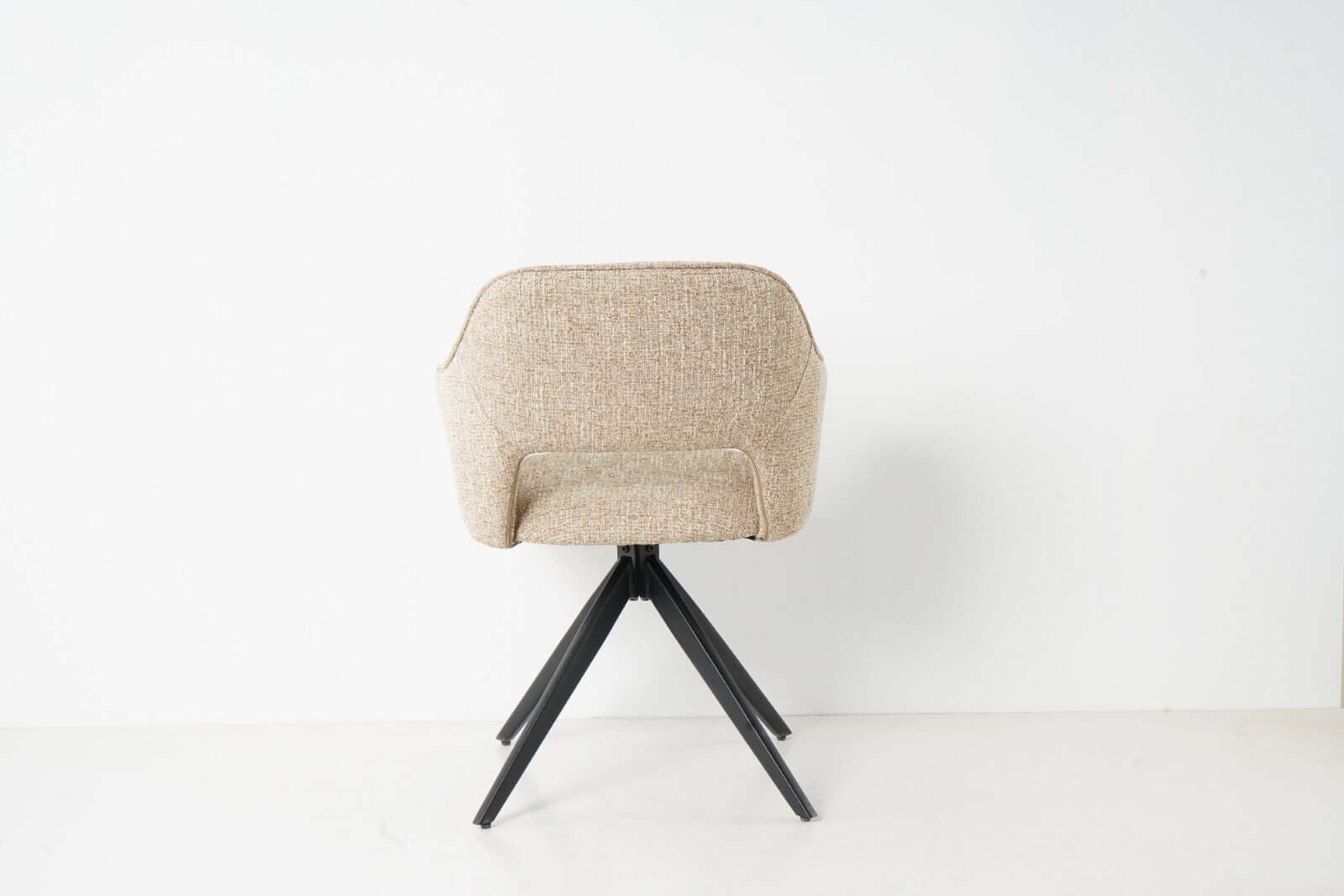 De Jordan eetkamerstoel van VSO Design straalt
moderne elegantie en comfort uit. Dankzij de zachte, geweven stoffering en de
subtiel afgeronde zitting en rugleuning zit je niet alleen stijlvol, maar ook
verrassend comfortabel. Het open detail aan de onderzijde van de rugleuning
geeft de stoel een luchtige, eigentijdse uitstraling.

De Jordan is afgewerkt met een stevige bies rondom de
rug- en armleuningen voor een verfijnde look. Het zwarte metalen onderstel met
slanke, uitlopende poten zorgt voor een stabi