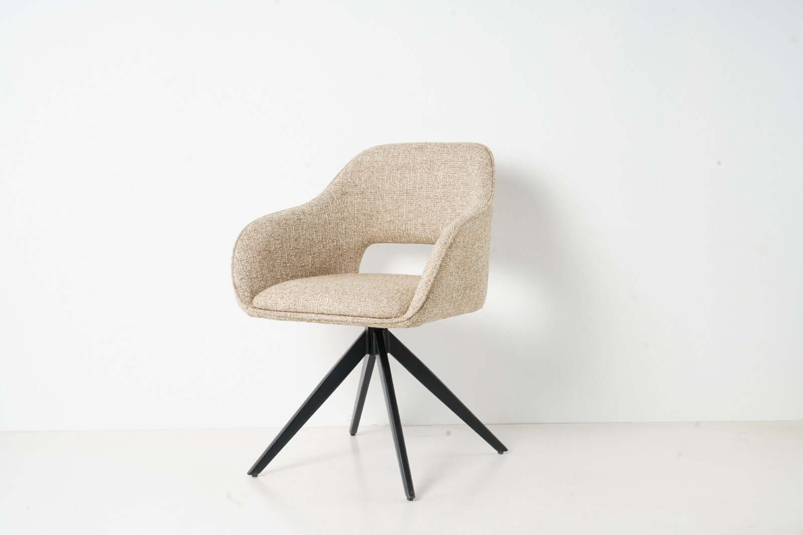 De Jordan eetkamerstoel van VSO Design straalt
moderne elegantie en comfort uit. Dankzij de zachte, geweven stoffering en de
subtiel afgeronde zitting en rugleuning zit je niet alleen stijlvol, maar ook
verrassend comfortabel. Het open detail aan de onderzijde van de rugleuning
geeft de stoel een luchtige, eigentijdse uitstraling.

De Jordan is afgewerkt met een stevige bies rondom de
rug- en armleuningen voor een verfijnde look. Het zwarte metalen onderstel met
slanke, uitlopende poten zorgt voor een stabi