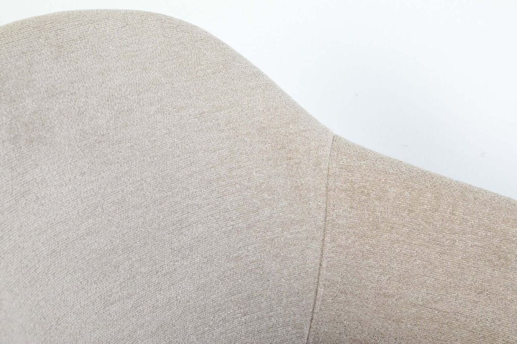 De Maxim eetkamerstoel van VSO Design combineert minimalistische elegantie met optimaal zitcomfort. De zachte, neutraal gekleurde stoffering sluit naadloos aan bij diverse interieurstijlen, van Scandinavisch tot modern industrieel. De volledig gesloten kuipvorm met geïntegreerde armleuningen zorgt voor een comfortabele en ondersteunende zitervaring.

Het robuuste zwarte metalen onderstel met vier taps toelopende poten in kruisvorm geeft de Maxim een stabiele basis en een subtiele design-touch.