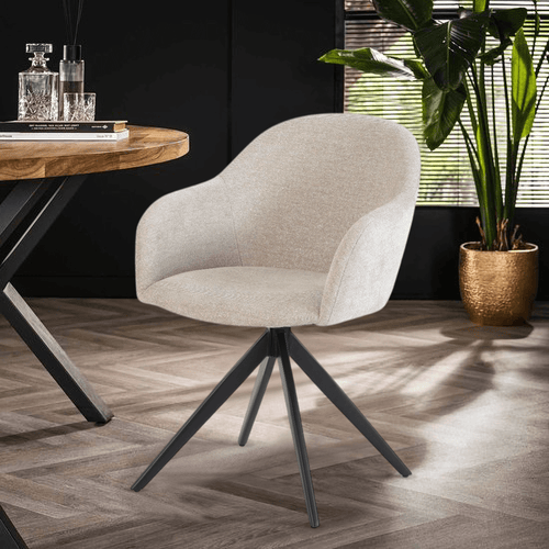 De Maxim eetkamerstoel van VSO Design combineert minimalistische elegantie met optimaal zitcomfort. De zachte, neutraal gekleurde stoffering sluit naadloos aan bij diverse interieurstijlen, van Scandinavisch tot modern industrieel. De volledig gesloten kuipvorm met geïntegreerde armleuningen zorgt voor een comfortabele en ondersteunende zitervaring.

Het robuuste zwarte metalen onderstel met vier taps toelopende poten in kruisvorm geeft de Maxim een stabiele basis en een subtiele design-touch.