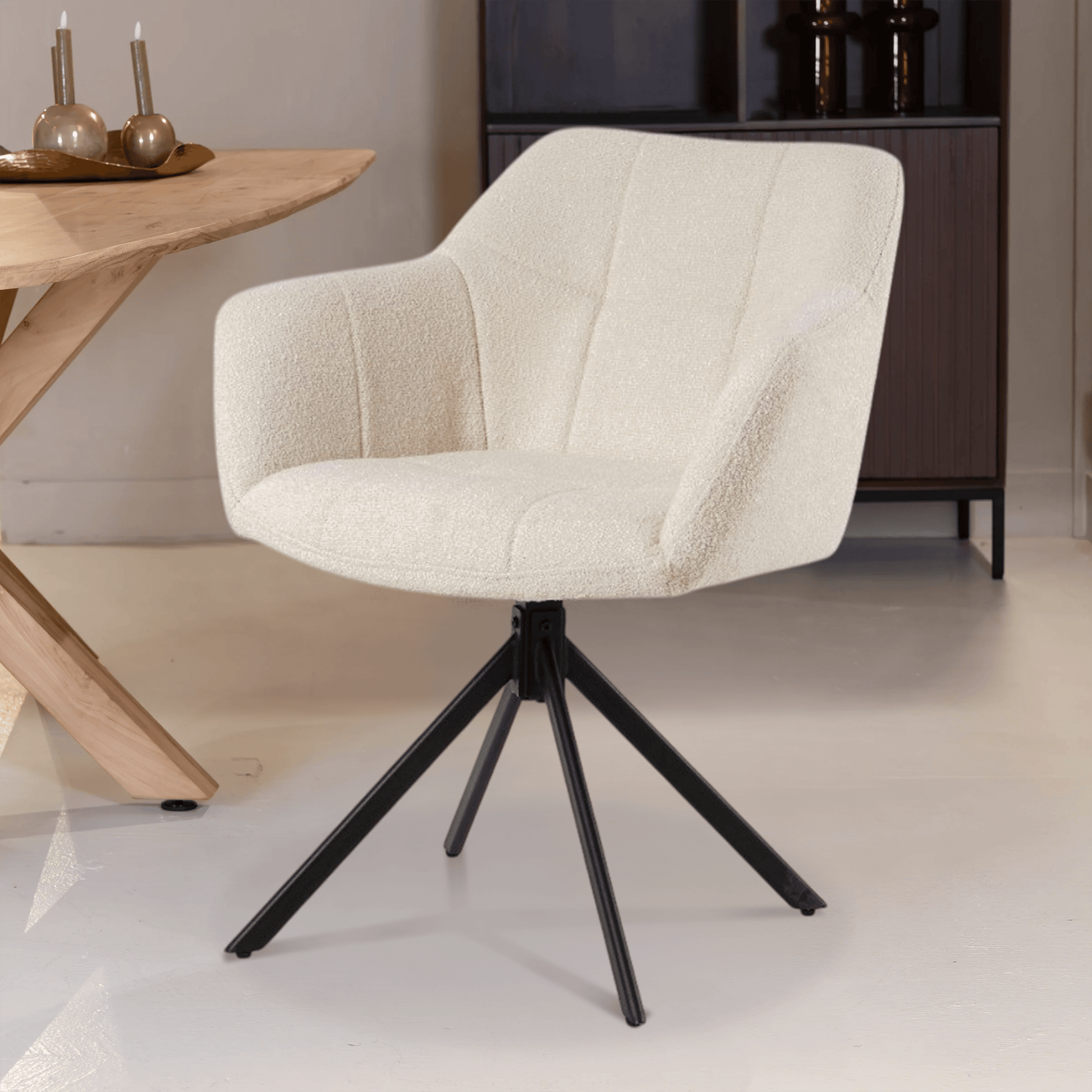 De Rosalie eetkamerstoel van VSO Design is een
perfecte mix van modern design en comfort. De stoel is bekleed met een zachte,
wollige bouclé stof in een elegante witte kleur, wat zorgt voor een warme en
stijlvolle uitstraling in elke eethoek.

Het licht afgeronde design van de rug- en armleuningen biedt
fijne ondersteuning, terwijl de subtiele stiknaden zorgen voor een luxe
afwerking. De zwarte, metalen kruispoot voegt een stoer, industrieel contrast
toe en maakt de stoel stevig én visueel aantrekkelijk.